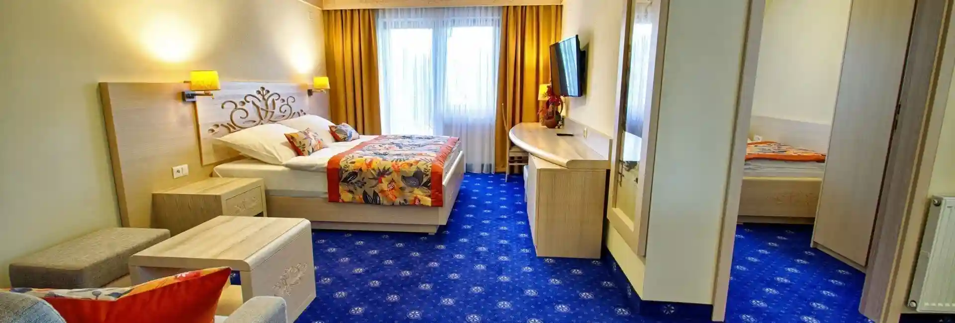 Trivietė Premium studija dviejų kambarių